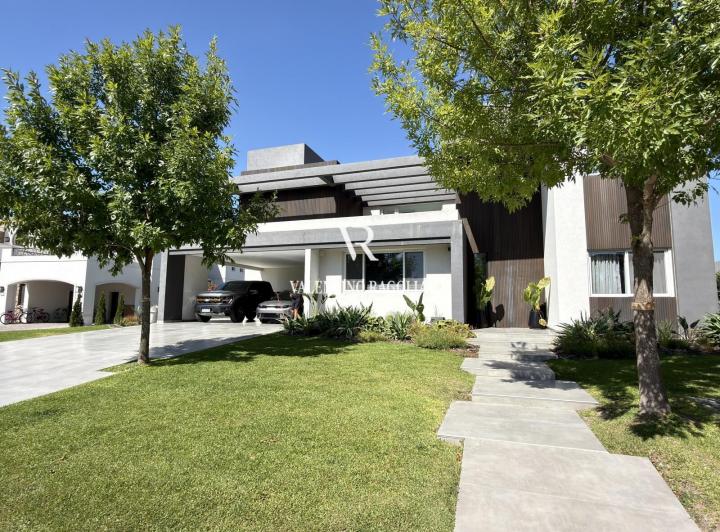 Casa · 530m² · 6 Ambientes · 10 Cocheras