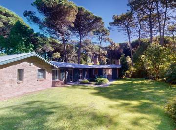 Casa · 192m² · 5 Ambientes · 1 Cochera · Casa con Historia en El Corazón del Bosque de Cariló