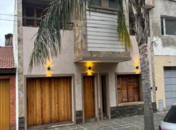 Casa de 5 ambientes, Lanús · Venta de Excepcional Casa de 5 Amb. + Jardin de Inv / Quincho + Parque + Cochera