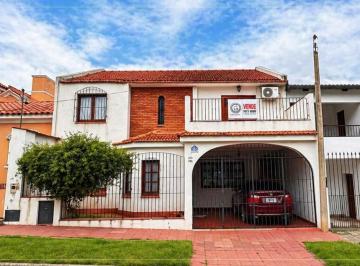 Casa · 300m² · 16 Ambientes · 1 Cochera · Los Carolinos 300 - Tres Cerritos