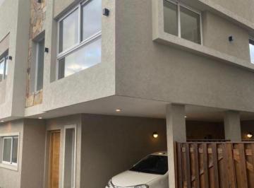 Casa de 4 ambientes, Almirante Brown · Alquilo Triplex de 3 Dorm., Cochera, Parrilla y Piscina Propia! Inmejorable Zona de Adrogue.