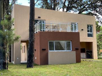 Casa · 216m² · 5 Ambientes · 2 Cocheras · Casa en Venta Costa del Este 3 Dorm. en Dos Plantas Lote 700 m 214 Cubiertos