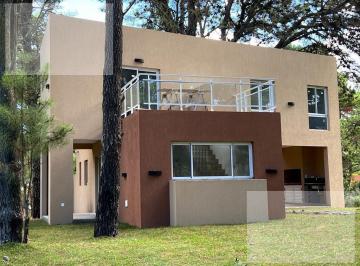 Casa · 216m² · 5 Ambientes · 2 Cocheras · Casa en Venta Costa del Este 3 Dorm. en Dos Plantas Lote 700 m 214 Cubiertos