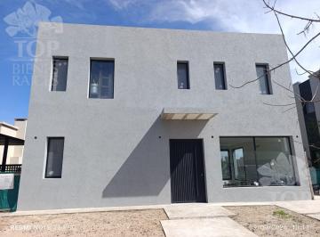 Casa · 190m² · 5 Ambientes · 1 Cochera · Vila Marina 2
