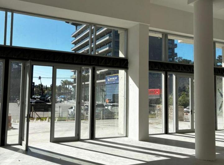 Local comercial · 153m² · 3 Ambientes · 10 Cocheras