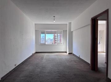 Departamento · 68m² · 3 Ambientes · Venta Departamento 3 Ambientes con Dependencia a La Calle. Zona Centro