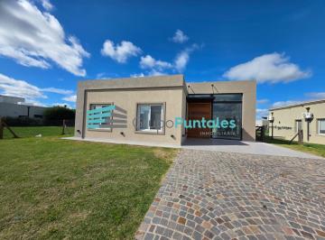 Casa · 150m² · 4 Ambientes · 2 Cocheras · Casa a Estrenar en Barrio San Felipe Canning con 3 Dorm. y Piscina