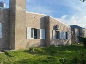 Casa de 7 ambientes, San José del Rincón · Casa en Venta en Lomas de San Jose