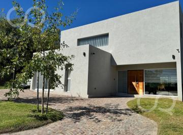 Casa · 195m² · 5 Ambientes · 2 Cocheras · Casa en Pilar del Este