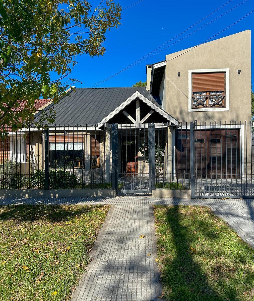 Encantador chalet ubicado en Colinas de Peralta Ramos, con 14 años de antigüedad, implantado sobre lote de 288 m² y 175 m² cubiertos.