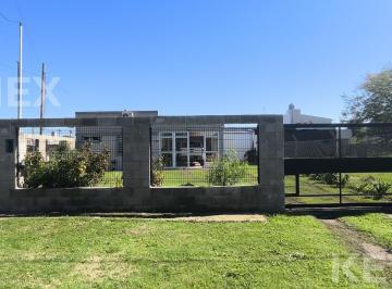 Vista frontal de la vivienda desde la calle · Casa en Venta 2 Dorm., Quincho, Parrilla, Jardín, Cochera | Barrio El Retiro – La Plata