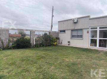 Fachada principal con portón de acceso · Casa en Venta 2 Dorm., Quincho, Parrilla, Jardín, Cochera | Barrio El Retiro – La Plata