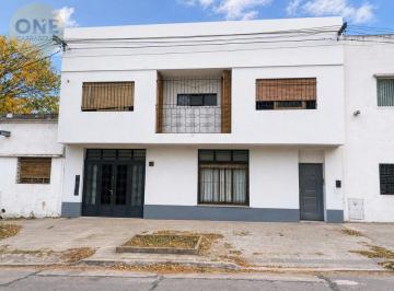 PH · 114m² · 4 Ambientes · 1 Cochera · PH Al Frente en Venta - Frente a Plaza Sarmiento