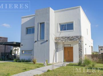 Casa · 157m² · 4 Ambientes · 2 Cocheras · Casa en Alquiler Anual en Santa Lucía, Pilar del Este