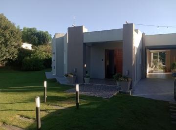Casa · 250m² · 2 Dormitorios · 3 Cocheras · Casa en 4 Hojas