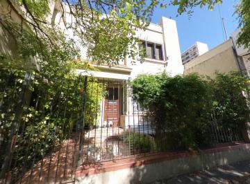 Casa · 240m² · 4 Ambientes · 1 Cochera · Excelente Chalet a m de Av Yrigoyen