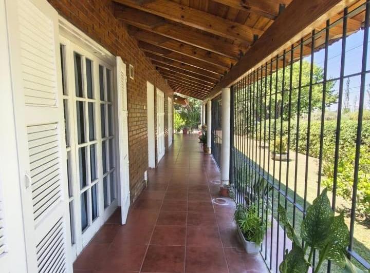 Casa · 300m² · 8 Ambientes · 2 Cocheras
