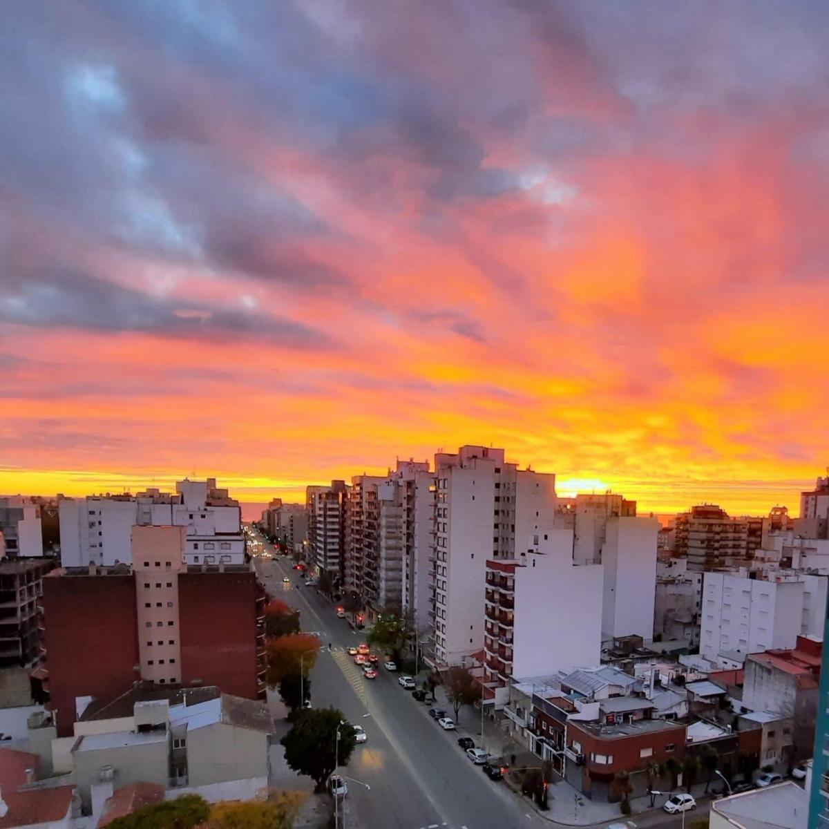 Imagina vivir en el corazón de La Perla, en un departamento dúplex que combina la amplitud de una casa con la seguridad de un edificio.