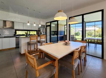 Casa · 177m² · 6 Ambientes · 3 Cocheras · Casa en Venta en Barrio Santo Tomas Pilar Jardin Pileta 3 Dorm Escritorio o Dorm en Pb
