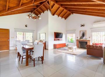 Casa · 175m² · 3 Dormitorios · 2 Cocheras · Casa en Alquiler Funes
