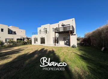 Casa · 157m² · 4 Ambientes · 2 Cocheras · Casa en Venta en San Matias, Escobar, G. B. a. Zona Norte