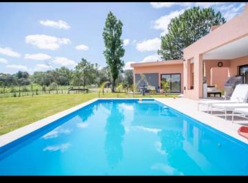 Casa · 300m² · 6 Ambientes · 4 Cocheras · Casa en Venta, 6 Ambientes, en Barrio El Campo Fincas Exclusivas, Campana