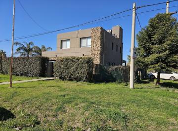Casa · 133m² · 6 Ambientes · 2 Cocheras · Casa en Funes