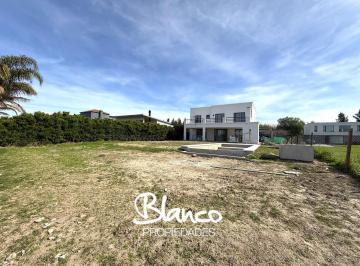 Casa · 214m² · 5 Ambientes · 1 Cochera · Casa en Venta en San Matias, Escobar, G. B. a. Zona Norte