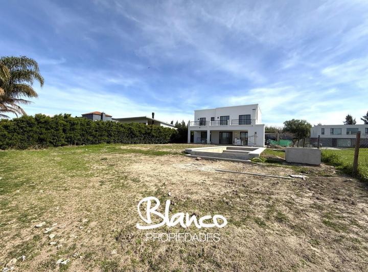 Casa · 214m² · 5 Ambientes · 1 Cochera