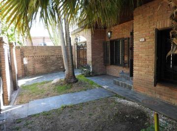 Casa · 211m² · 4 Ambientes · 1 Cochera · Venta Casa 4 Ambientes Castelar Piscina Jardin