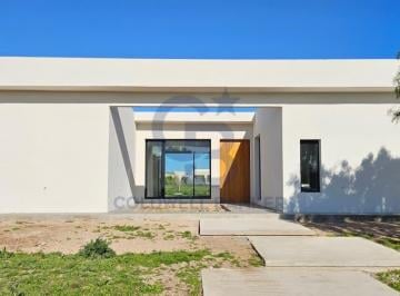 Casa · 186m² · 5 Ambientes · 3 Cocheras · Oportunidad! Venta Casa a Estrenar con Pileta y Fondo Al Verde San Sebastian Area 12