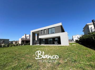 Casa · 246m² · 5 Ambientes · 3 Cocheras · Casa en Venta Al Agua en San Matias, Escobar, G. B. a. Zona Norte