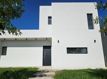 Casa · 188m² · 5 Ambientes · 2 Cocheras · Casa en Venta 5 Ambientes en Santa Lucía, Pilar del Este