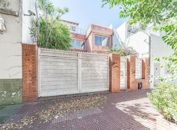 Casa · 330m² · 6 Ambientes · 2 Cocheras · Casa 6 Ambientes en Lote Propio 8,66 X 42 con Parque y Piscina en Villa del Parque