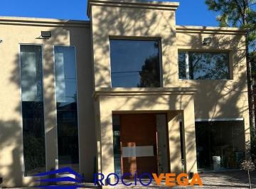 Casa · 209m² · 5 Ambientes · 1 Cochera · Casa en Venta Country Banco Provincia