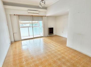 Departamento de 2 ambientes, Villa del Parque · Excelente 2 Ambientes Frente Al Frente con Balcón y Patio. Sin Expensas. 1ero por Escalera.