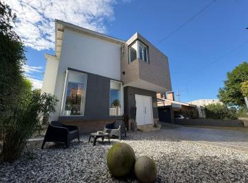 Casa de 6 ambientes, Córdoba · Venta. Villa Rivera Indarte. Casa 4 Dorm. 4 Cocheras. Piscina. Quincho. Moderna!