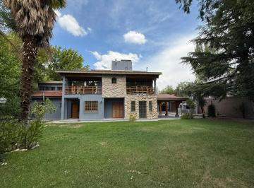 Casa · 436m² · 8 Ambientes · 3 Cocheras · Casa a La Venta en Calle Besares, Excelente Ubicación en Chacras de Coria
