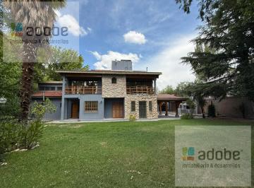 Casa · 436m² · 8 Ambientes · 3 Cocheras · Casa a La Venta en Calle Besares, Excelente Ubicación en Chacras de Coria