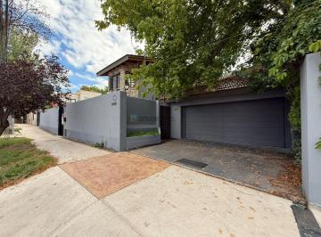 Casa · 456m² · 8 Ambientes · 3 Cocheras · Casa a La Venta en Calle Besares, Excelente Ubicación en Chacras de Coria
