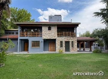 Casa · 456m² · 8 Ambientes · 3 Cocheras · Casa a La Venta en Calle Besares, Excelente Ubicación en Chacras de Coria