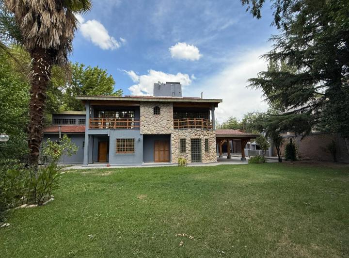 Casa · 436m² · 8 Ambientes · 3 Cocheras