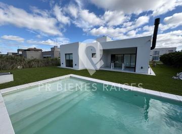 Casa · 220m² · 4 Ambientes · Casa - Lagos de Canning