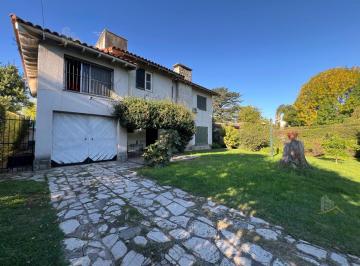 Casa · 218m² · 5 Ambientes · 2 Cocheras · Casa - Lote de 848 m²