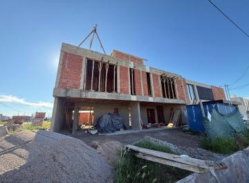 Casa · 140m² · 3 Ambientes · 2 Cocheras · Duplex en Venta y Financiado en Brisas de Manantiales