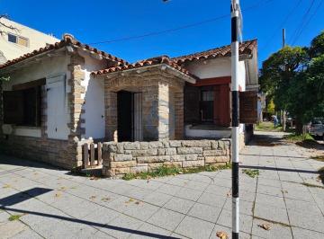 Casa · 123m² · 4 Ambientes · Casa en San Juan · Esquina con Garage Fijo