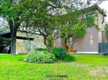 Casa · 300m² · 3 Ambientes · 2 Cocheras · Casa de Categoria en Venta en Country Valle del Golf