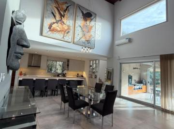 Casa · 300m² · 3 Ambientes · 2 Cocheras · Casa de Categoria en Venta en Country Valle del Golf