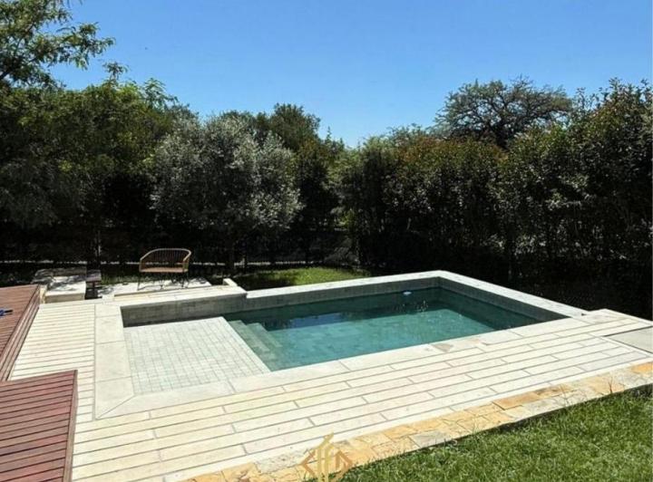 Casa · 300m² · 3 Ambientes · 2 Cocheras