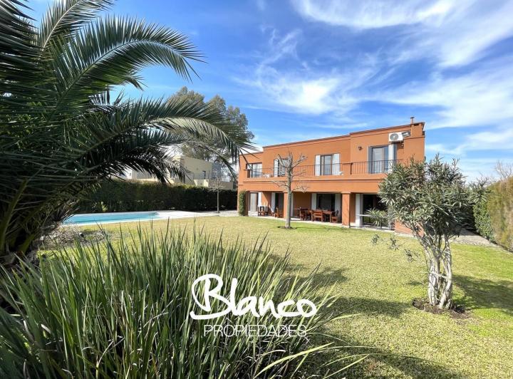 Casa · 263m² · 7 Ambientes · 1 Cochera
